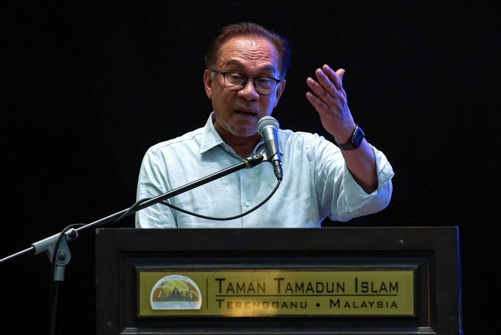 The government is working on finding funds to cover some of the payment for the salary adjustment of workers in the private sector, said Prime Minister Datuk Seri Anwar Ibrahim today. - BERNAMA