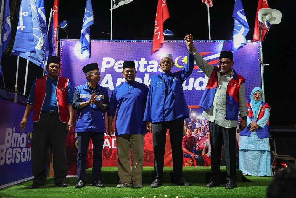 The strong consensus between Pakatan Harapan (PH) and Barisan Nasional (BN) can enable the alliance to retain the leadership at the Federal level, said Prime Minister Datuk Seri Anwar Ibrahim (right). - BERNAMA