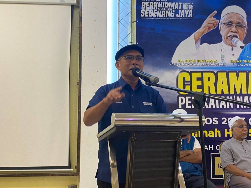 Ronald giving his speech at the Ceramah Kelompok Perikatan Nasional (PN) Seberang Jaya at Sembilang Ummah Hall.