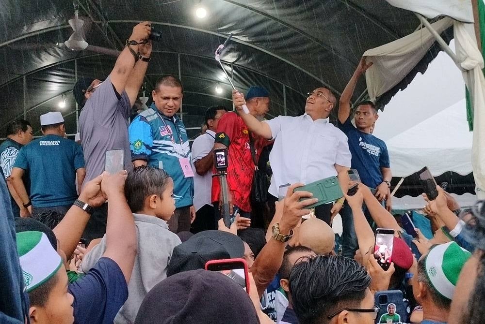 Sanusi entertaining supporters for selfie 