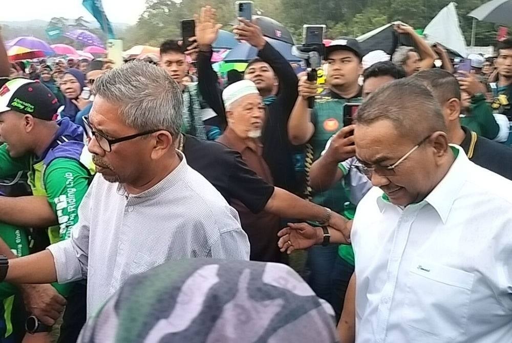 Sanusi greeted by supporters despite heavy downpour during Anak Baling gathering at Padang Awam Kampung Lalang Siong, Baling, today.