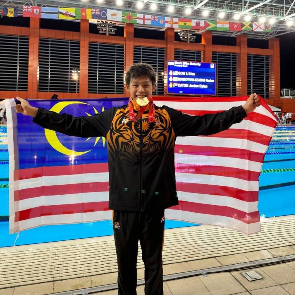 Swimmer Goh Li Hen showing off his gold medal, the country’s first gold medal at the ongoing 2023 Commonwealth Youth Games in Trinidad and Tobago. - Photo courtesy of www.facebook.com/turtleswim/