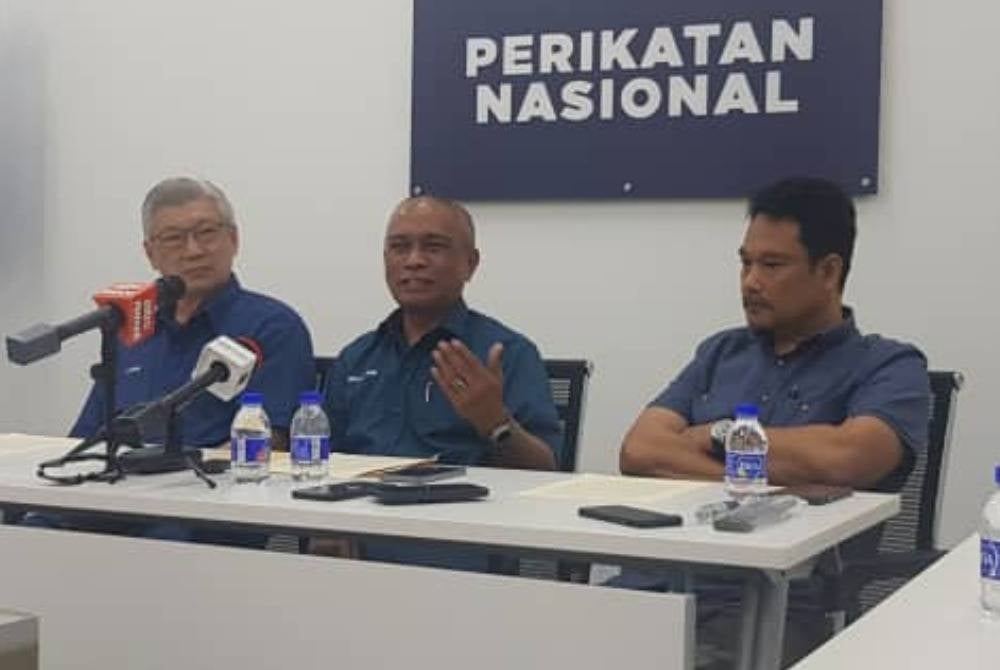 From left: Chong Hak Beang, Roslan Shahir Mohd Shahir and Datuk Azman Yaakob