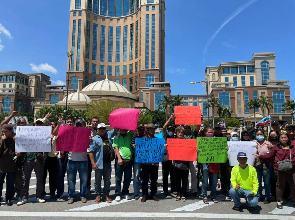 A group of resident representatives gathered in the courtyard of Menara Kinabalu to submit a memorandum appealing to the state government for the reinstatement of electricity supply in the SFI housing area, Sipitang.