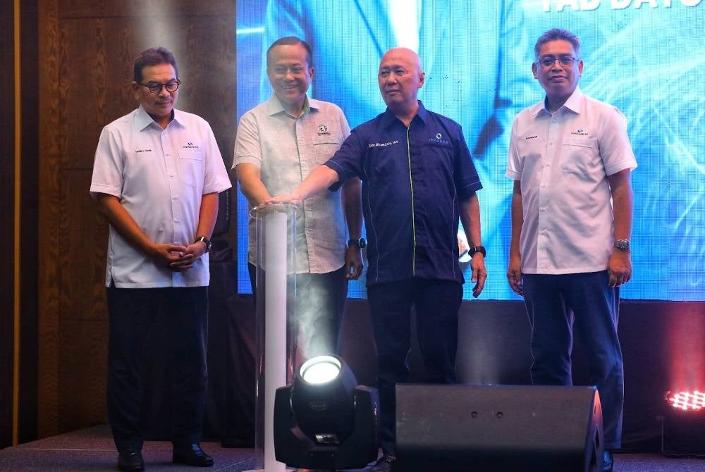 Ahmad Samsuri (two from left).