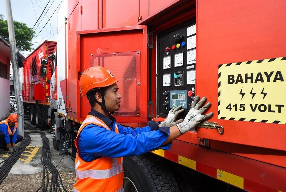 Mobile generator trucks and mobile generator sets have been placed in strategic locations in preparation and are set in motion to provide supplies if needed. – Photo by Sinar