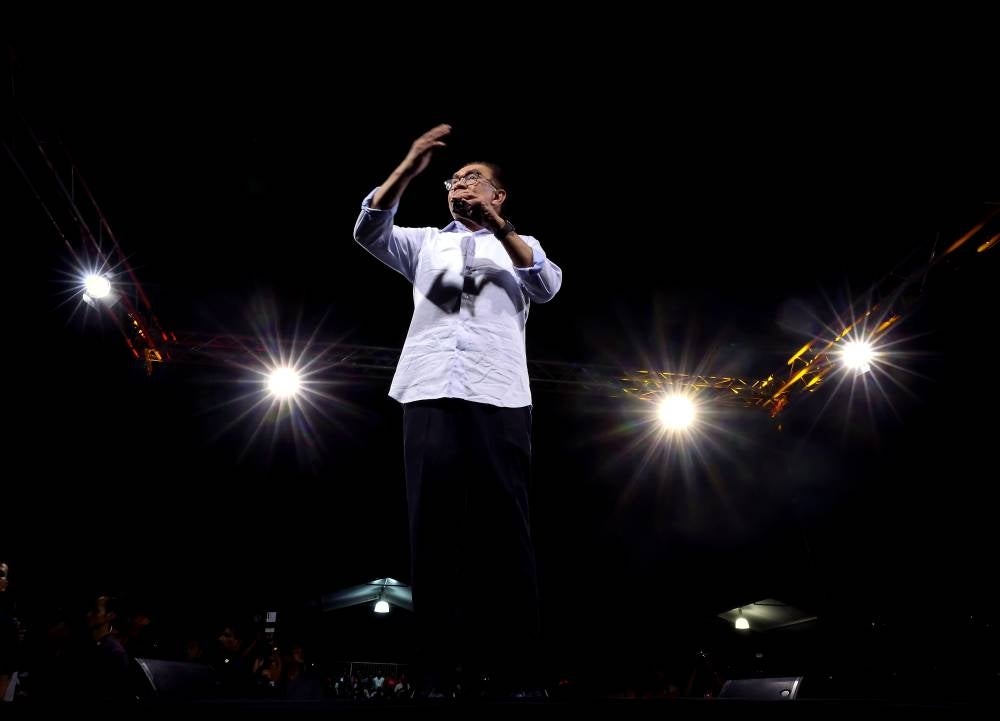 Anwar during his speech at Ceramah Grand Finale Kita Selangor in Keramat, Selangor tonight. (Photo by BERNAMA
