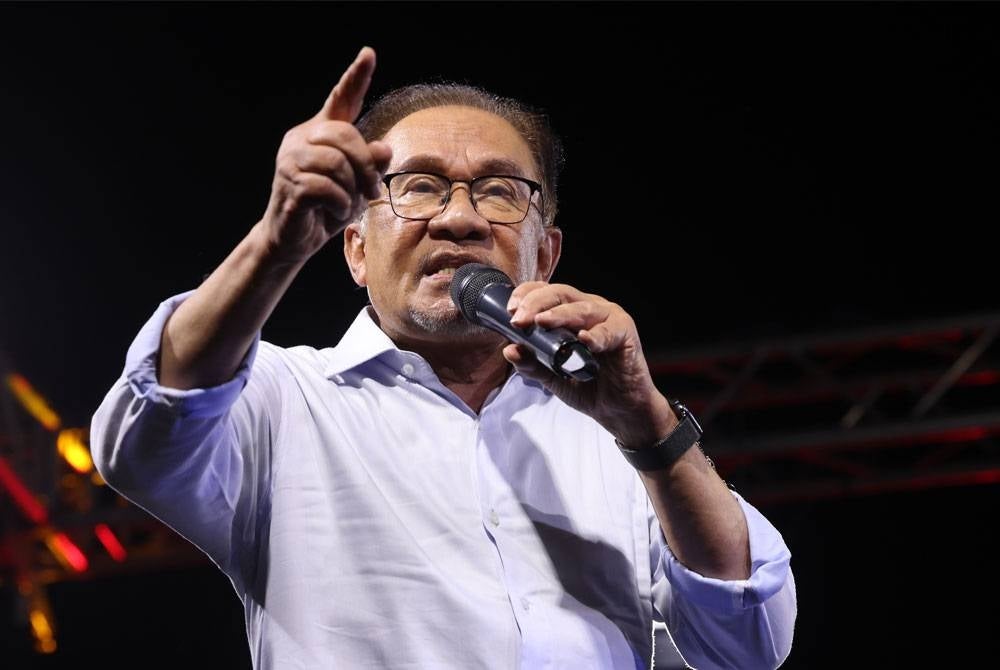 Anwar speaking infront ofsupporters at the Grand Finale Kita Selangor talks in conjunction with Selangor State Elections at Keramat last night - Bernama photo