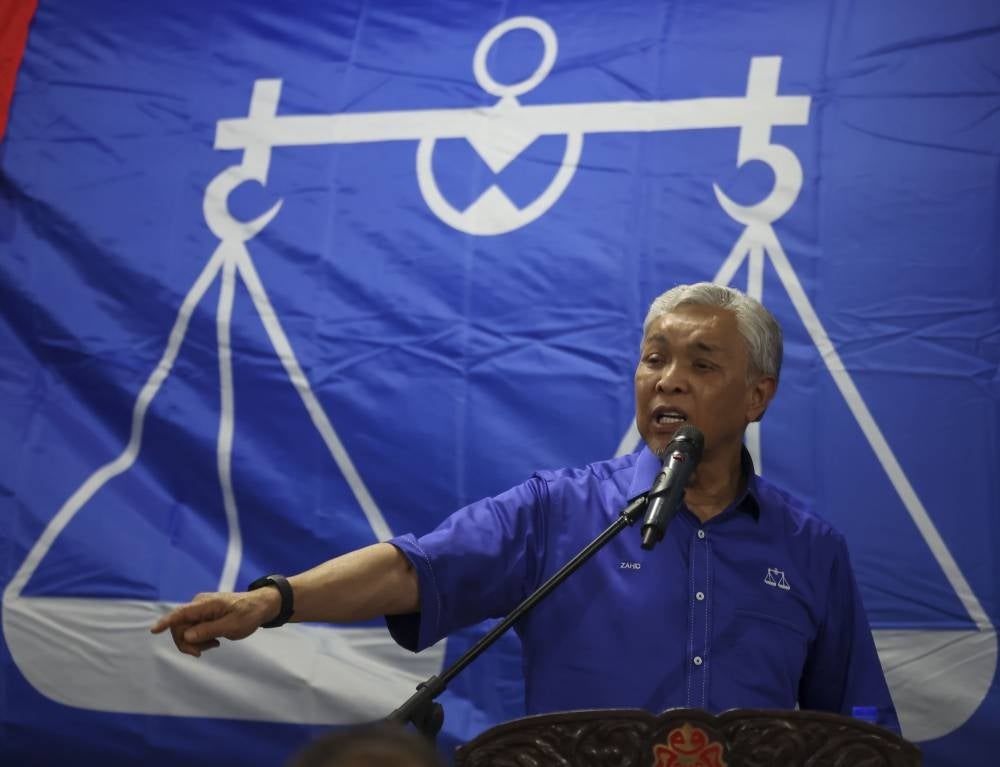 Independent research firm, Ilham Centre reveals that it will be a struggle for Umno to gain Malay votes due to unfavorable sentiments towards its president, Datuk Seri Ahmad Zahid Hamidi, and the shift of Umno supporters towards Perikatan Nasional (PN). Bernama FILE PIX