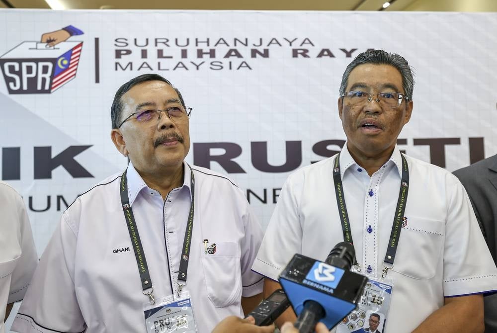 Public Service Department (PSD) director-general Datuk Dr Zulkapli Mohamed (right) said proposals related to salaries and allowances had the highest percentage at 23 per cent, 18 per cent were about facilities for civil servants and 36 per cent related to services, performance and competence, career advancement, rewards and discipline. - BERNAMA 