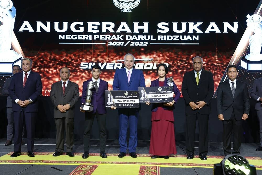 The Sultan of Perak, Sultan Nazrin Shah graced the Perak State Sports Council’s 2021/2022 Sports Awards ceremony at the Casuarina Meru Convention Centre and later presented the awards to the Sportsman and Sportswoman, here yesterday. - BERNAMA 