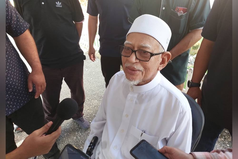 Abdul Hadi meeting the media after voting at the Sekolah Kebangsaan Rusila, Marang today.