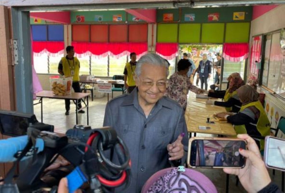 Dr Mahathir Mohamad calls on voters in all six states holding state elections to fulfill their respective responsibilities before the polling centers close this evening. - AWANI