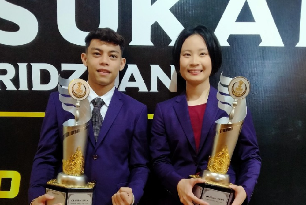 Perak Sportsman and Sportswoman, national Muay Thai exponent Mohamad Rifdean Masdor and national cyclist, Nyo Chi Hui with their awards. Photo by Bernama
