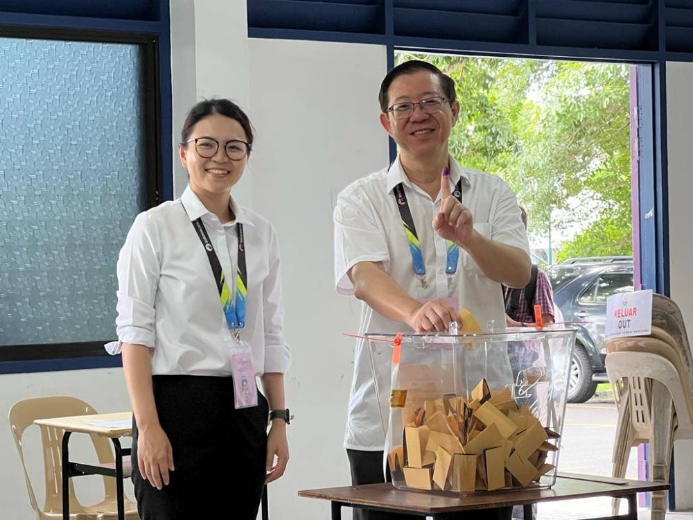 Lim Guan Eng (right).