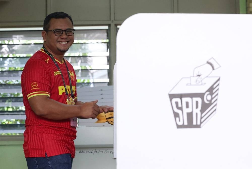 Amirudin voting at SJK (C) Selayang Baru on Saturday. - BERNAMA