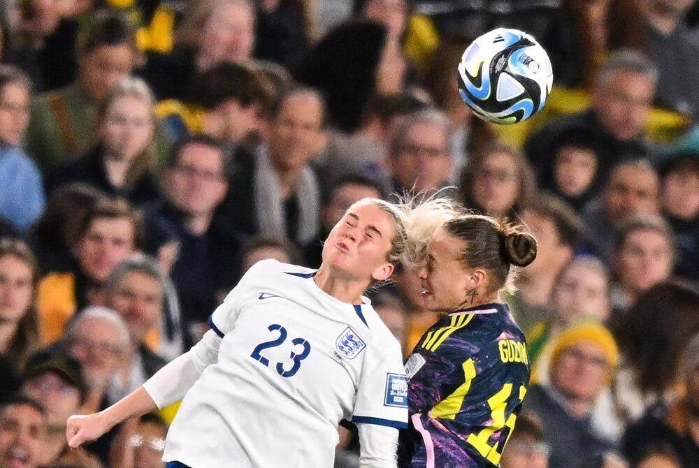 TOPSHOT - Colombia's defender #15 Ana Guzman and England's forward #23 Alessia Russo fight for the ball during the Australia and New Zealand 2023 Women's World Cup quarter-final football match between Colombia and England at Stadium Australia in Sydney on Aug 12, 2023. (Photo by Izhar KHAN / AFP)