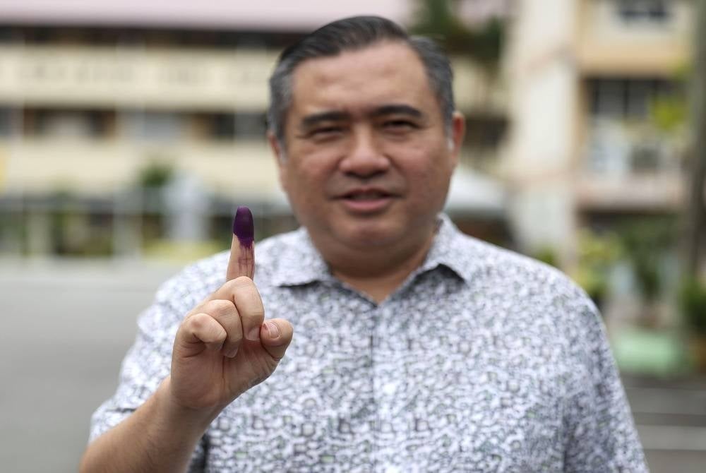 DAP secretary-general Anthony Loke defeated his good friend Rosmadi Arif, who is also the Perikatan Nasional (PN) candidate, to retain the Chennah state seat in the Negeri Sembilan state polls today. - BERNAMA 