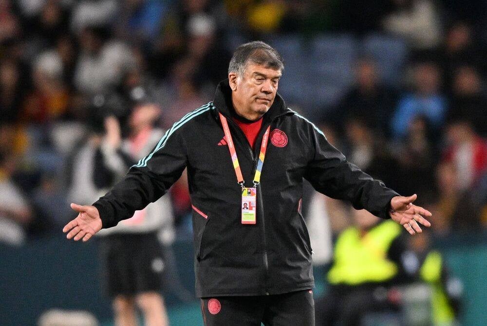 Colombia's coach Nelson Abadia reacts during the Australia and New Zealand 2023 Women's World Cup quarter-final football match between Colombia and England at Stadium Australia in Sydney on Aug 12, 2023. (Photo by Izhar KHAN / AFP)