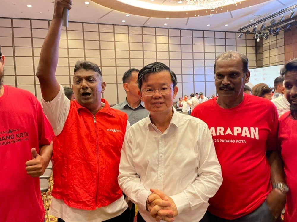 Penang caretaker Chief Minister Chow Kon Yeow (centre) - Photo by Sinar