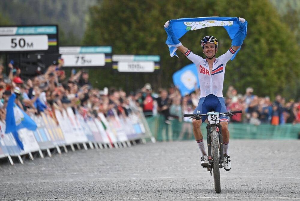 Great Britain's Thomas Pidcock celebrates winning the men's Elite cross-country Olympic mountain bike race during the Cycling World Championships in Glentress Forest, Scotland on Aug 12, 2023. (Photo by Andy BUCHANAN / AFP)