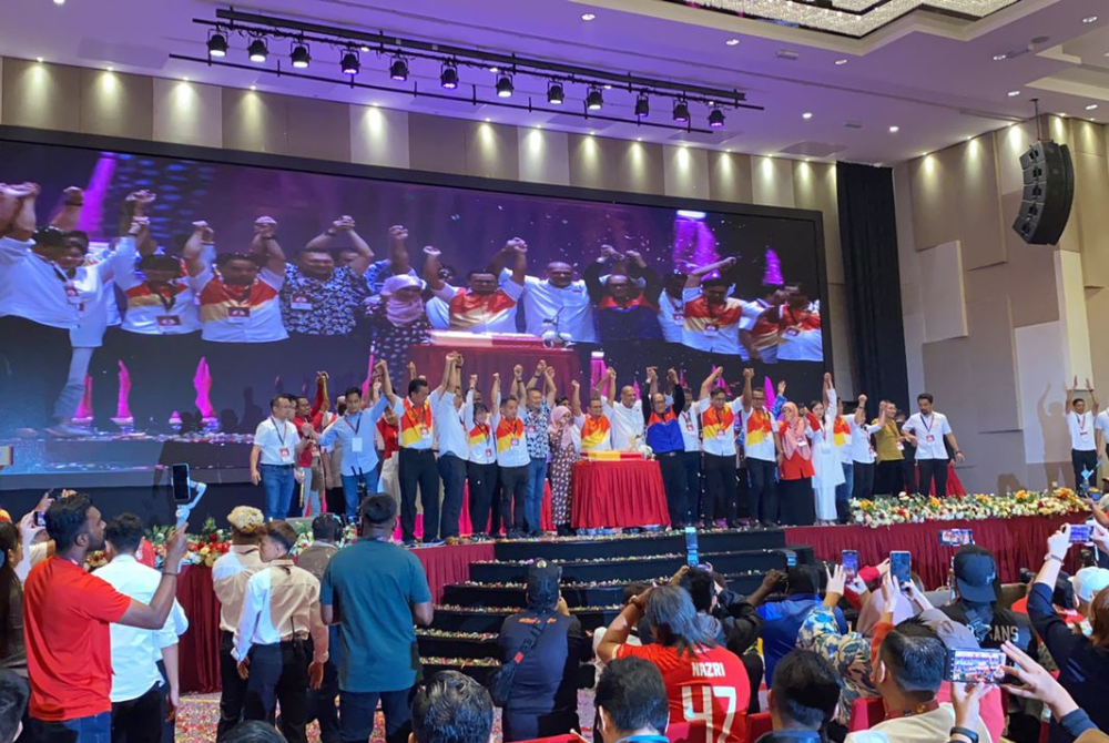 A victorious night for Pakatan Harapan whereby it secured its fourth term in Selangor. Photo - Sinar Daily reporter 