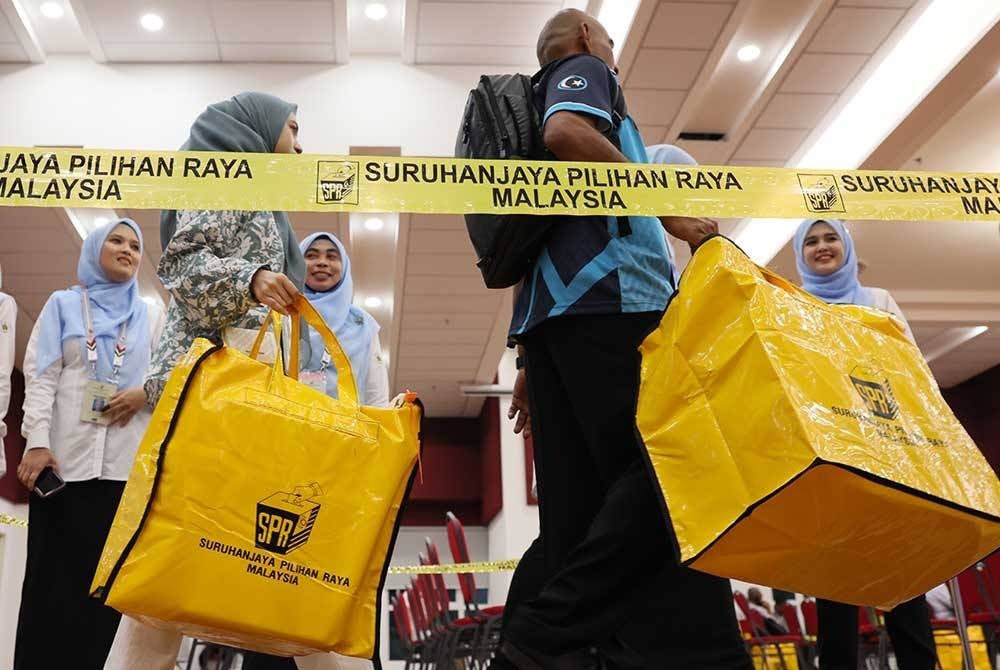 SPR officials seen bringing ballot boxes into the Official Vote Counting Center during an inspection at the Kuala Terengganu City Council. Bernama pix.