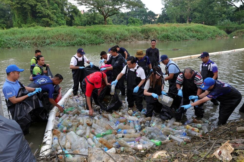 Johor Menteri Besar Datuk Onn Hafiz Ghazi (front, four right) with volunteers from Prasarana Rakyat Johor Sdn Bhd (KPRJ) cleaning trash at Sungai Skudai during the Clean Johor @Sg Skudai programme at Taman Impian Emas. - Photo by Bernama