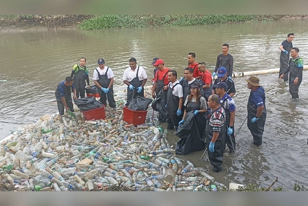 Onn Hafiz, along with volunteers, cleaning Skudai River during Johor Bersih programme today.