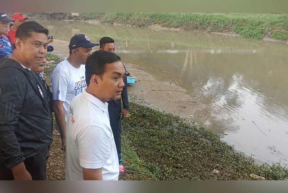Onn Hafiz inspecting the condition of Skudai River today