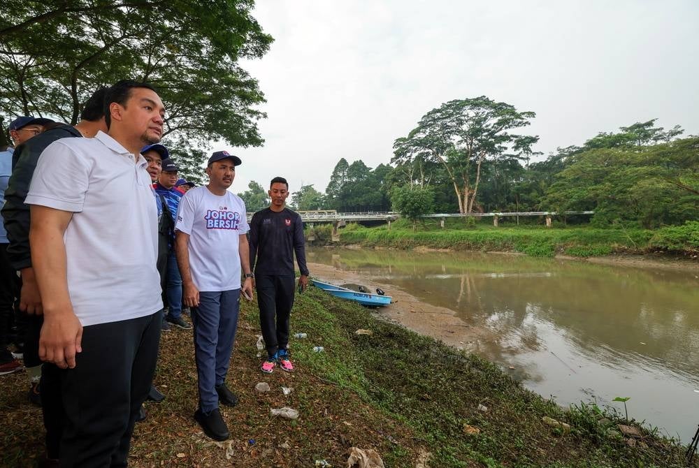 Menteri Besar Datuk Onn Hafiz Ghazi (left) said the state government is committed to ensuring the cleanliness of the rivers, including through the Johor Bersih programme, but the community also needs to play their part because the river is an asset that needs to be preserved. - BERNAMA