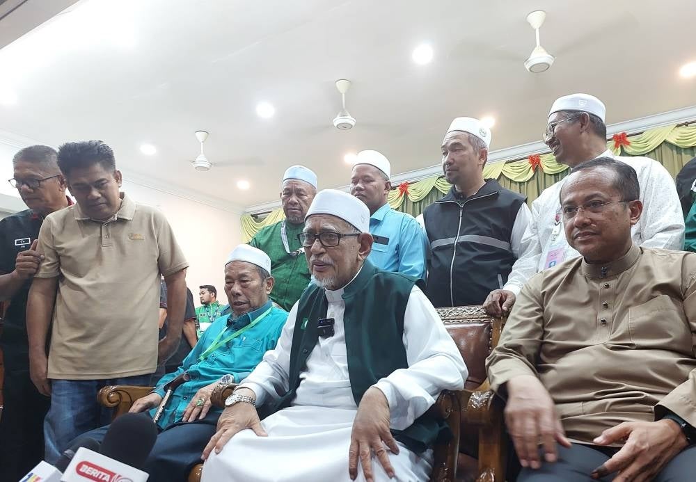 Abdul Hadi (centre).