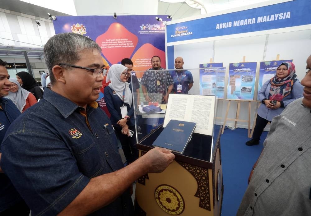 National Unity Minister Datuk Aaron Ago Dagang visiting a booth after officiating the Rukun Negara Exploration event today. - Photo by Bernama
