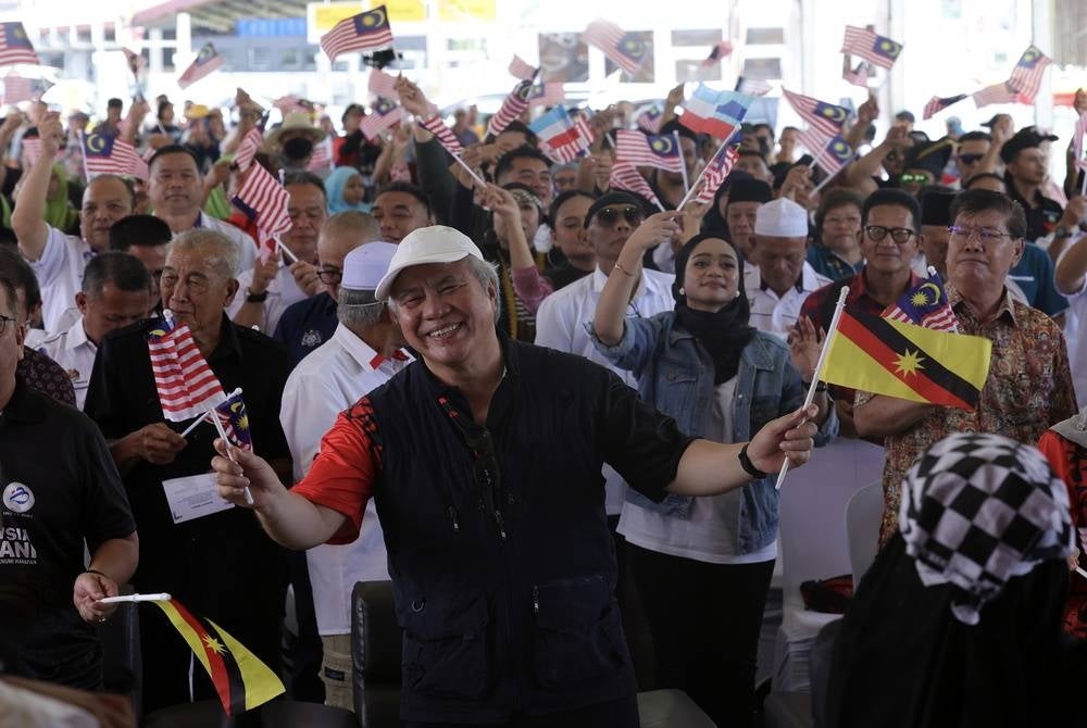 Sarawak Deputy Premier Datuk Amar Awang Tengah Ali Hasan (centre) said this independence was important for Malaysia to be formed without any outside influence with their own agenda, and to ensure that the country is on the right path to make further progress. - BERNAMA