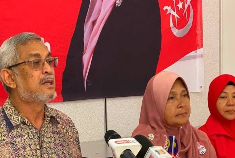 Khalid (left) with Dr Hafidzah (middle) during the Amanah Kelantan press conference in Kota Bharu.