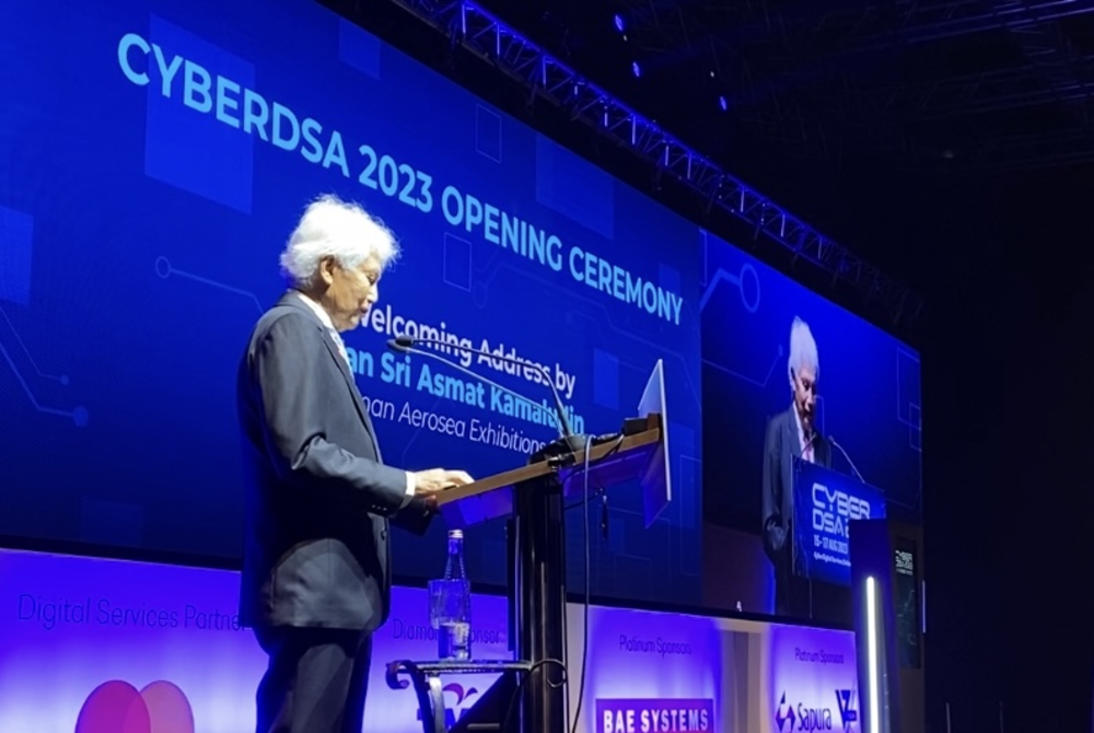 Chairman of Aerosea Exhibitions, Tan Sri Asmat Kamaludin.