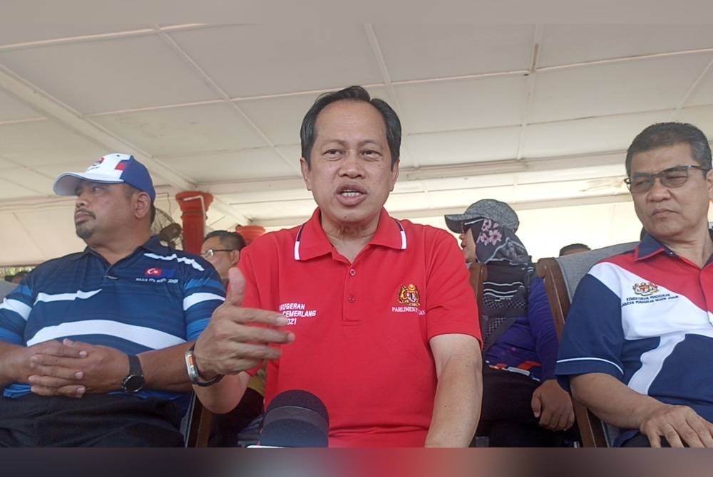 Ahmad Maslan (in red).