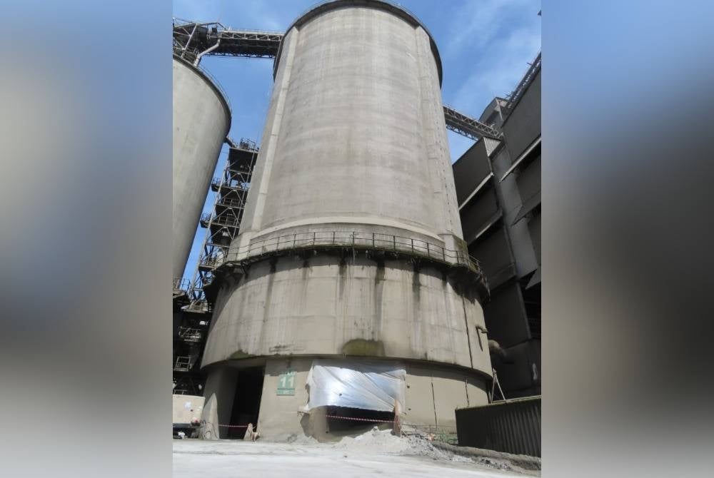 The incident resulted in the death of a Bangladeshi worker identified as Roki Md Jadidur Rahman, 26, due to being crushed by cement.