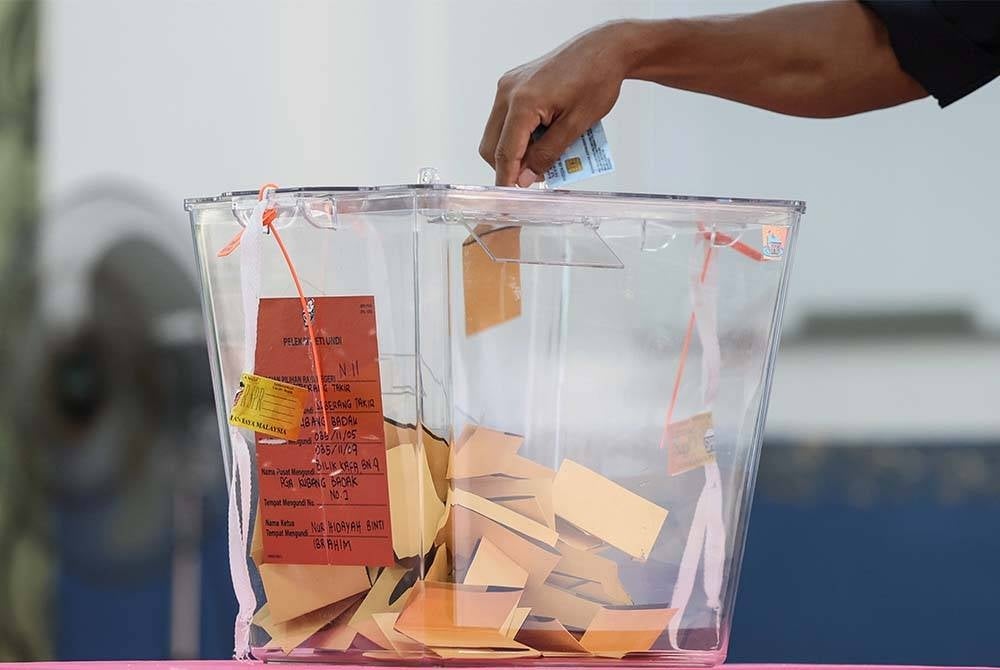 Abuse of identity cards and impersonation during elections is a grave offense as it has deprived genuine voters of their right to vote, says EC - Photo from Bernama