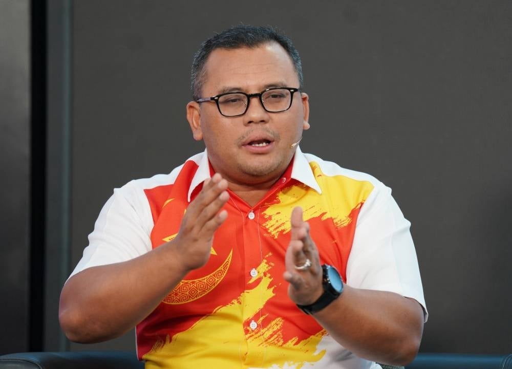 Selangor Menteri Besar Datuk Seri Amirudin Shari has urged irresponsible parties to cease spreading false claims that over 200 private religious schools in the state will be closed. - FILE PIX