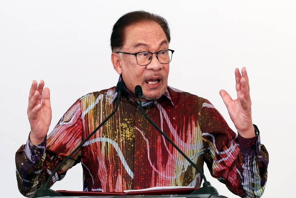Prime Minister Datuk Seri Anwar Ibrahim today advised Perikatan Nasional (PN) chairman Tan Sri Muhyiddin Yassin to focus on his court case rather than pressuring him to step down from the country’s top post. - BERNAMA