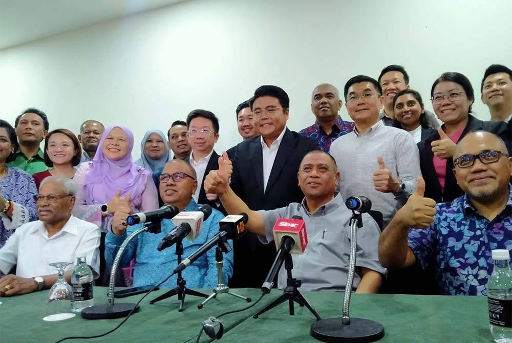 Saarani (seated second from right) with the government assemblymen after a meeting at a hotel on Thursday.