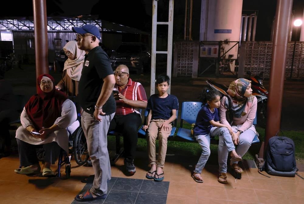 Among the family members of the plane crash victims at Tengku Ampuan Rahimah Hospital (HTAR) Klang tonight. - BERNAMA