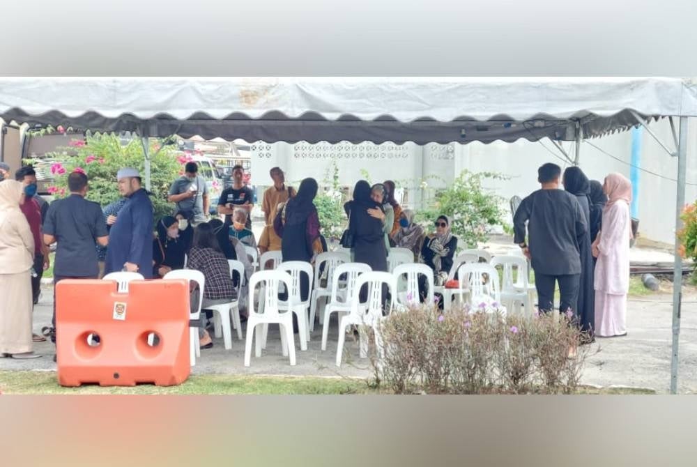 The heirs of the victims at the tent prepared near the HTAR Forensic Department grounds, Klang on Friday.