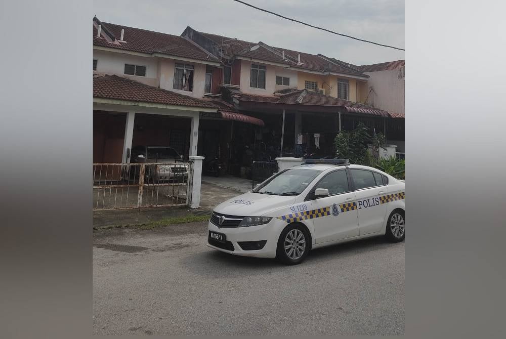 Police arriving at the family of the late Sharipuddin's home in Taman Desa Vista, Sepang for the latest observations.