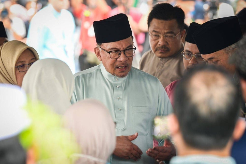 Anwar visited Tengku Ampuan Rahimah Hospital (HTAR) to offer his condolences to the families. Photo by Sinar