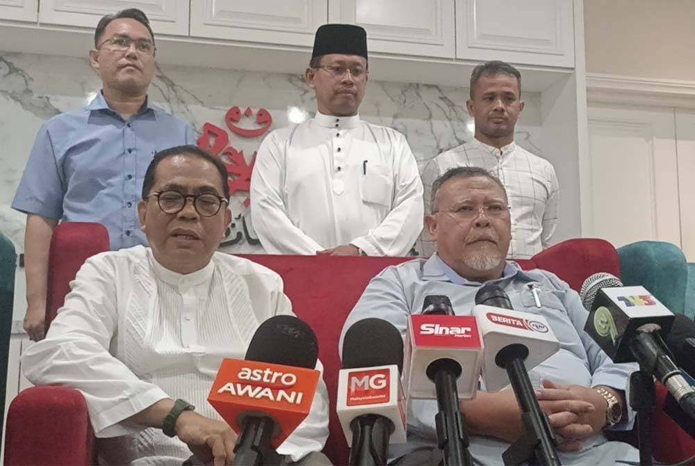 Mohamed Khaled (right) and Aminolhuda (left) at a press conference at the Umno Johor headquarters today - FILE {IX 