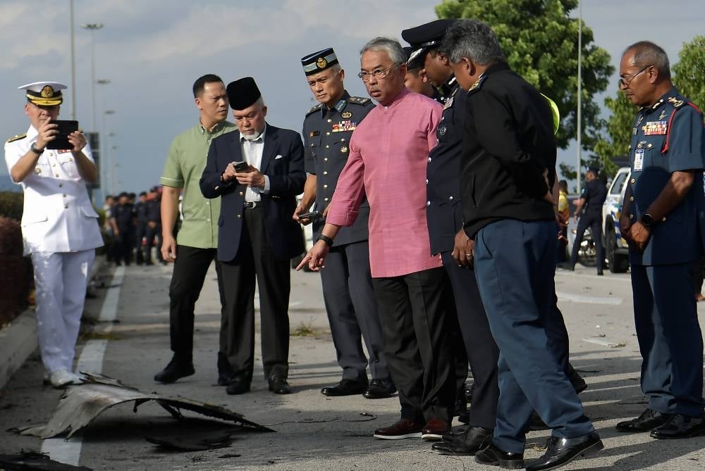 Yang di-Pertuan Agong Al-Sultan Abdullah Ri誕yatuddin Al-Mustafa Billah Shah (middle) at the location of the aircraft crash. Bernama FILE PIX