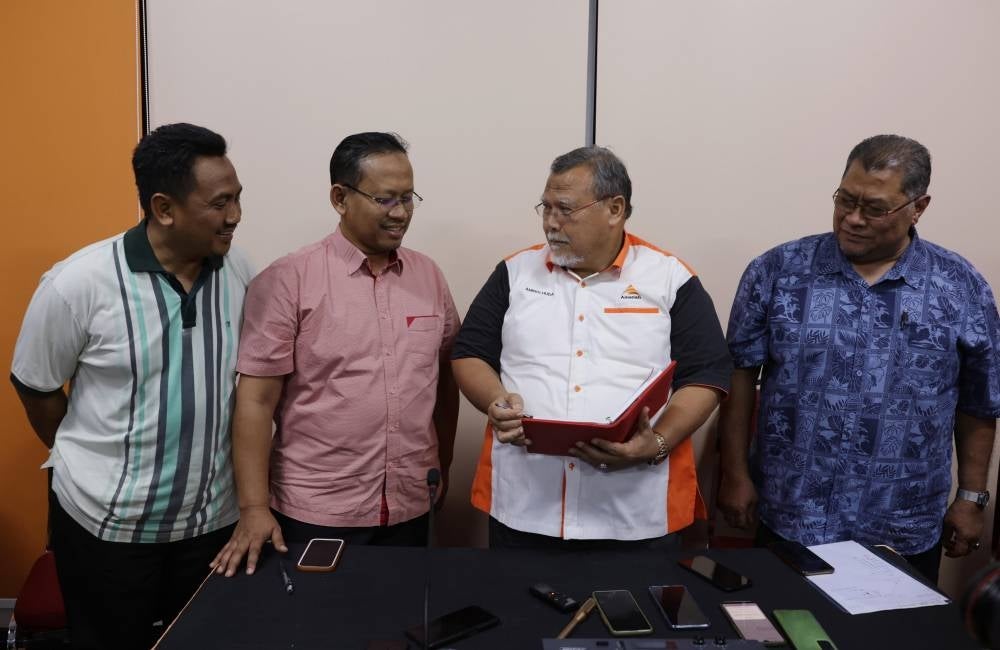 Johor Amanah chairman Aminolhuda Hassan (two, right) discussing with its vice-chairman Suhaizan Kaiat (two, left) during a press conference after the party's committee coordination meeting on Aug 8 in conjunction with the Pulai by-election. - Photo by Bernama