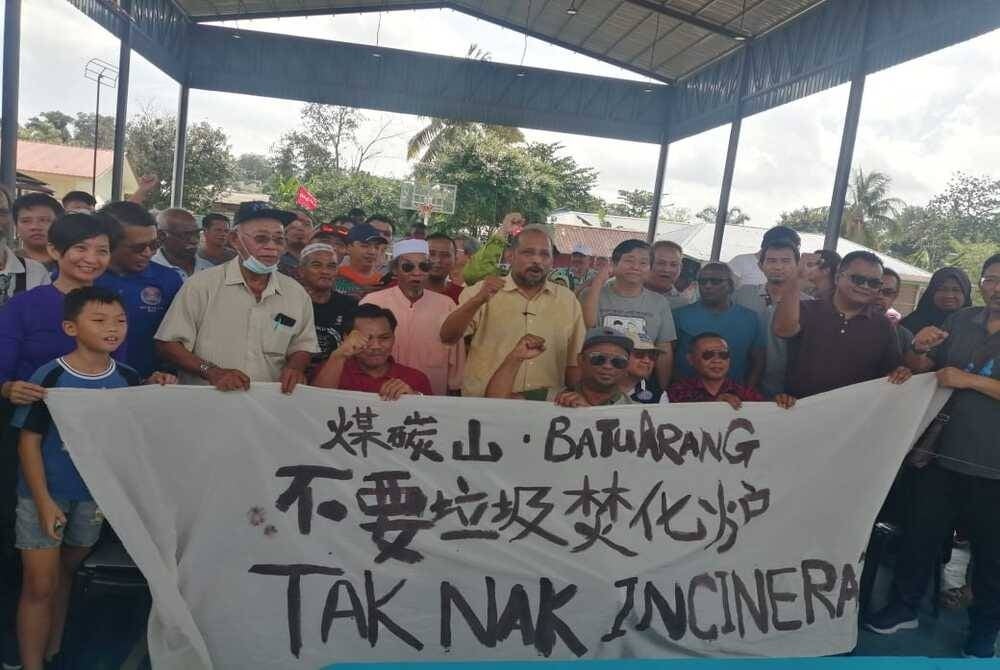 Mohd Rafiq (centre, yellow shirt) together with representatives of the residents who are objecting to the project to develop an incinerator at Lot 3847.